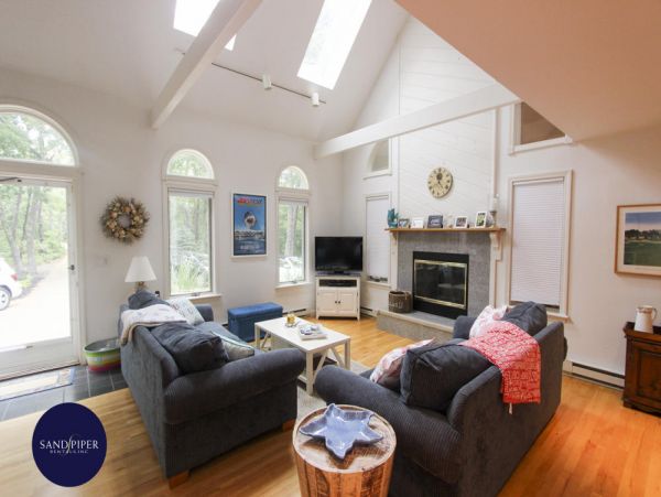 Cape Cod Home 995171