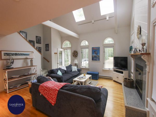 Cape Cod Home 995171