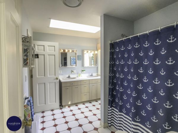 Cape Cod Home 995171