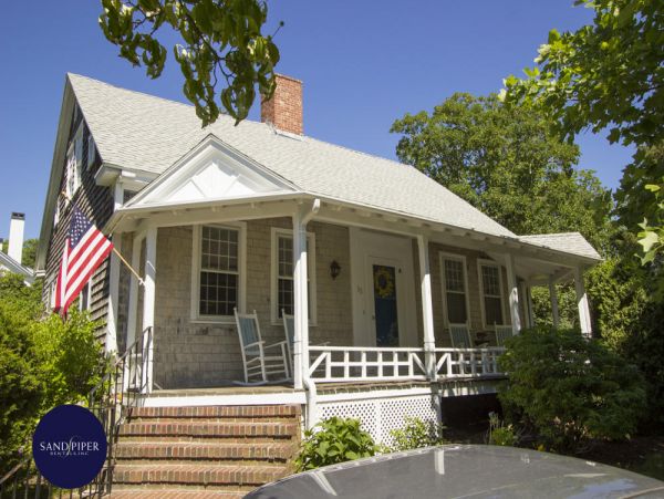 Cape Cod Home 995172