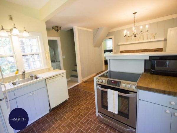 Cape Cod Home 995172