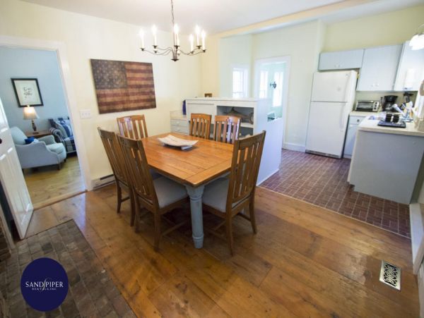 Cape Cod Home 995172