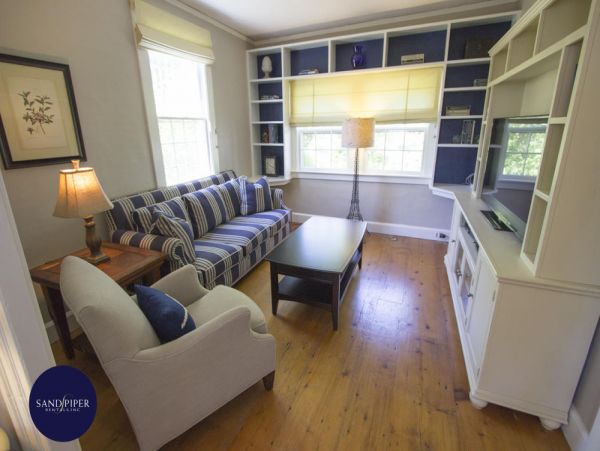 Cape Cod Home 995172