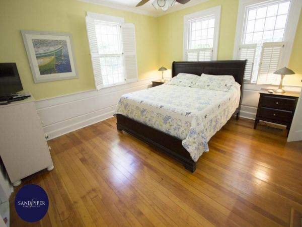 Cape Cod Home 995172