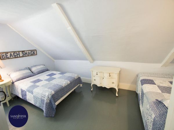 Cape Cod Home 995172