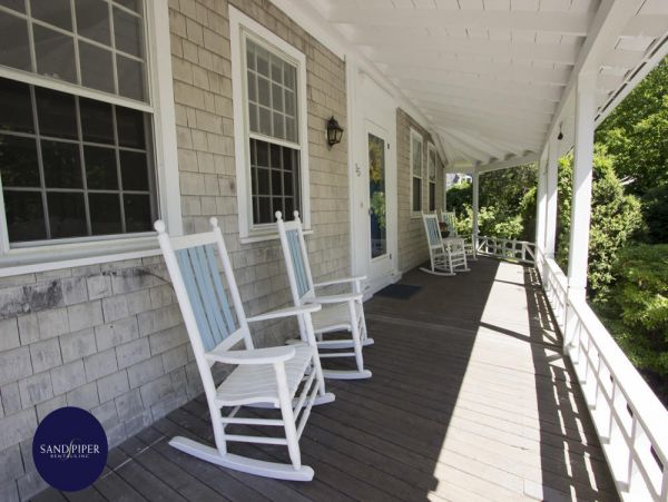 Cape Cod Home 995172