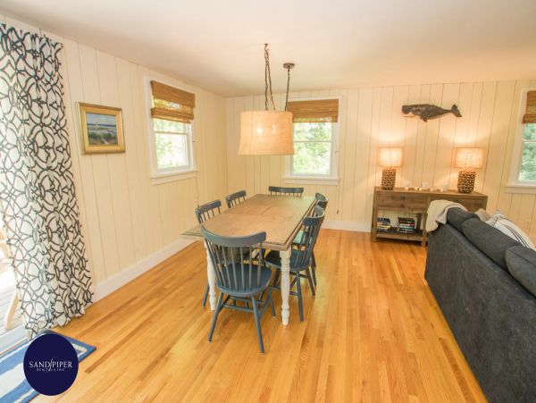 Cape Cod Home 995175