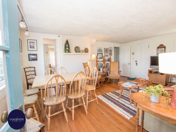 Cape Cod Home 995178
