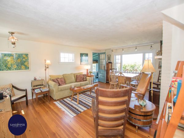 Cape Cod Home 995178