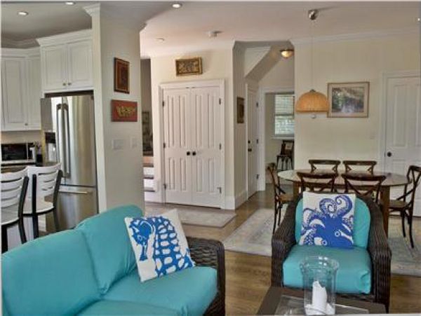 Cape Cod Home 995179