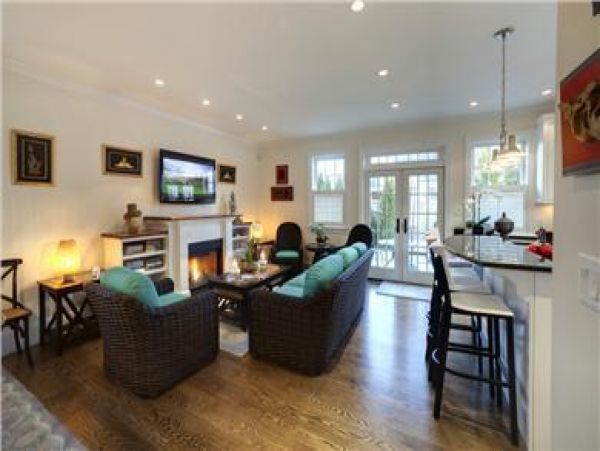 Cape Cod Home 995179