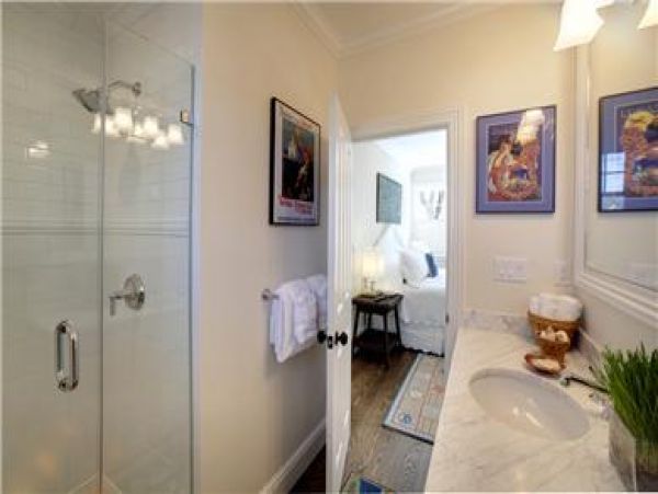 Cape Cod Home 995179