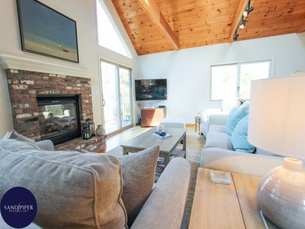 Cape Cod Home 995180