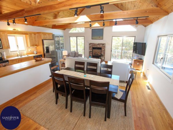 Cape Cod Home 995180