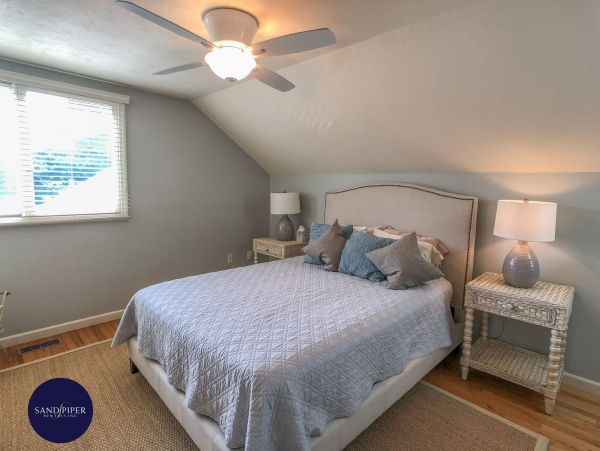 Cape Cod Home 995180