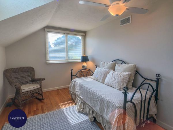 Cape Cod Home 995180