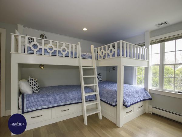 Cape Cod Home 995189