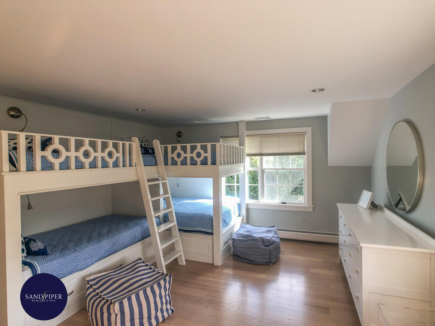 Cape Cod Home 995189