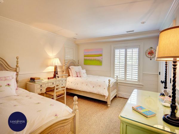 Cape Cod Home 995195