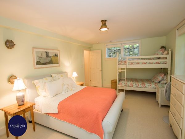 Cape Cod Home 995198