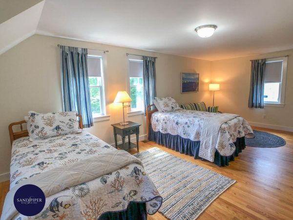 Cape Cod Home 995201