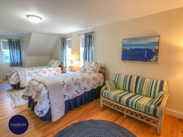 Cape Cod Home 995201