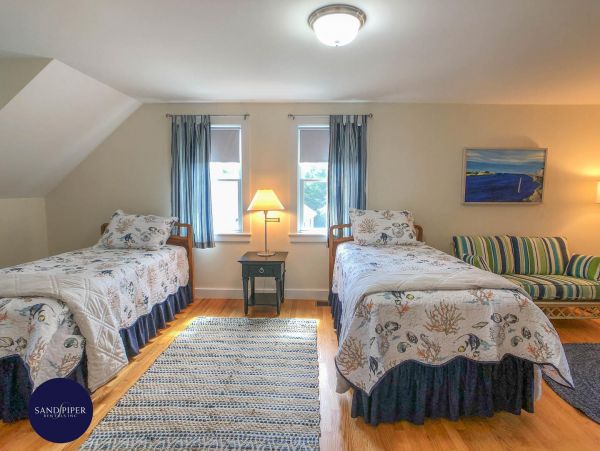 Cape Cod Home 995201