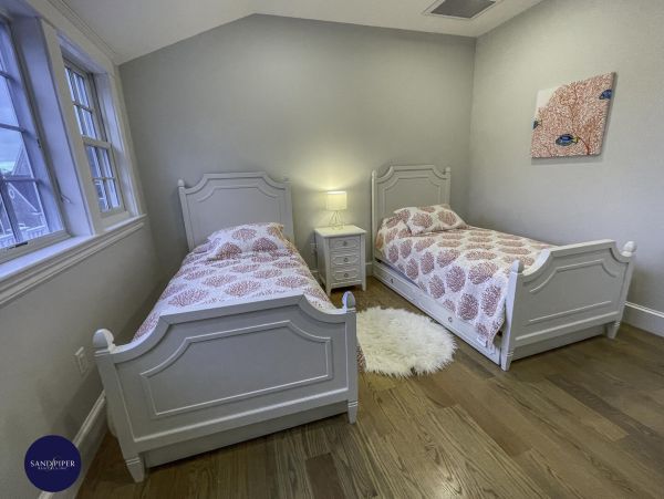 Cape Cod Home 995203