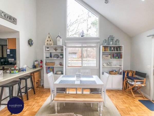 Cape Cod Home 995205