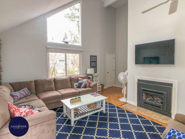 Cape Cod Home 995205