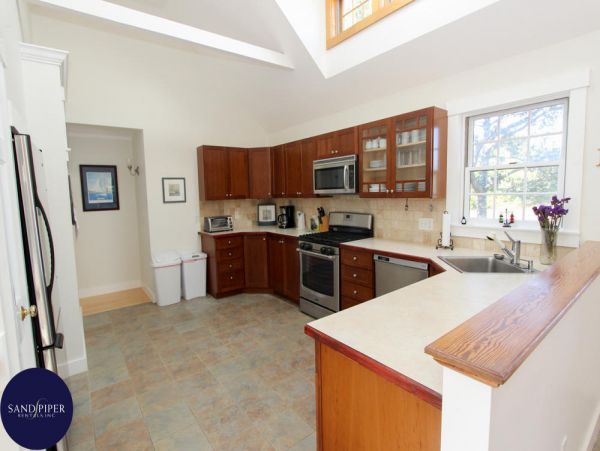 Cape Cod Home 995210