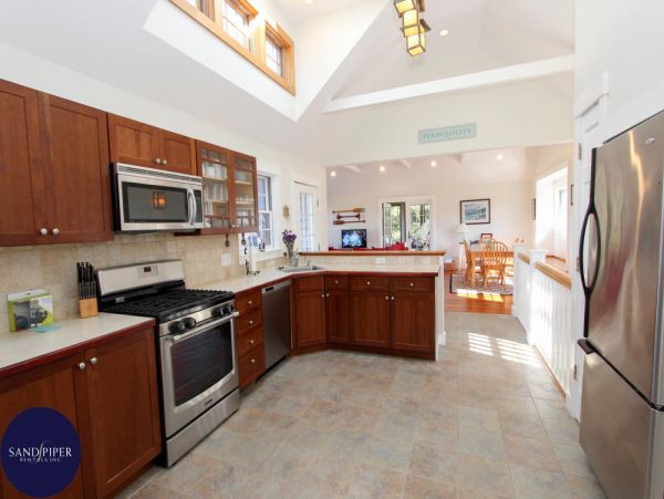 Cape Cod Home 995210