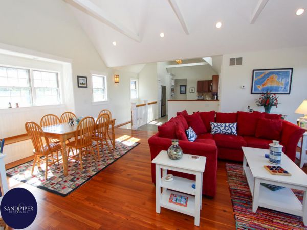 Cape Cod Home 995210