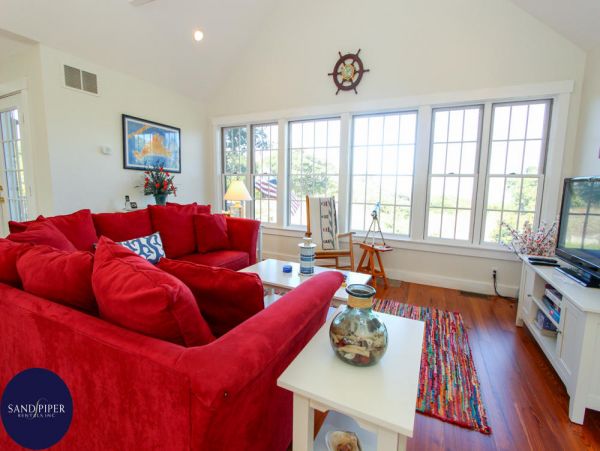 Cape Cod Home 995210
