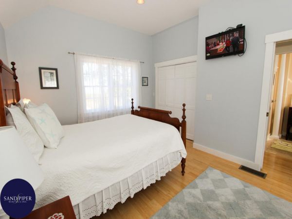 Cape Cod Home 995210