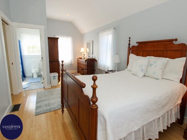 Cape Cod Home 995210