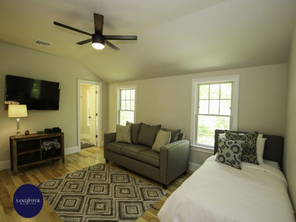 Cape Cod Home 995211