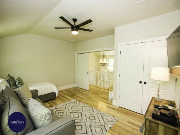 Cape Cod Home 995211