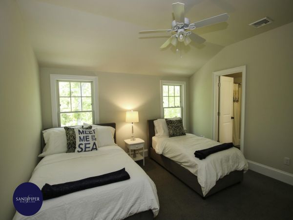 Cape Cod Home 995211