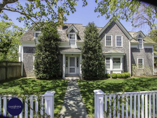 Cape Cod Home 995212