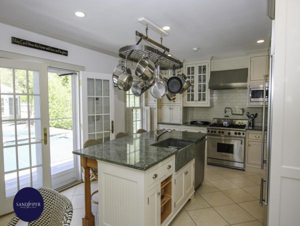 Cape Cod Home 995212