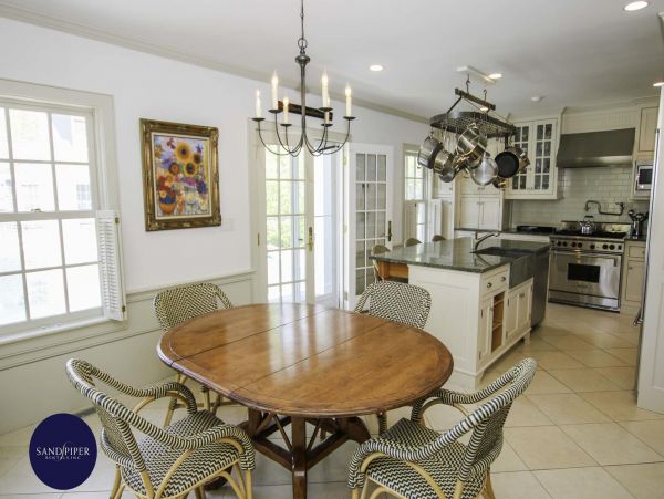 Cape Cod Home 995212