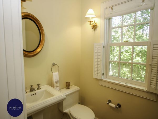Cape Cod Home 995212