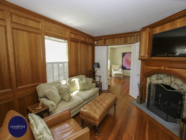 Cape Cod Home 995212