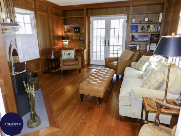 Cape Cod Home 995212