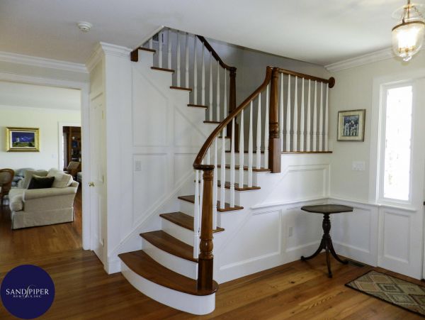 Cape Cod Home 995212