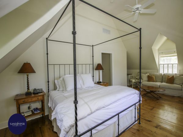 Cape Cod Home 995212