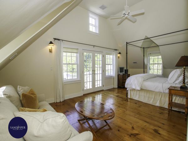 Cape Cod Home 995212