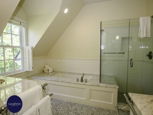 Cape Cod Home 995212
