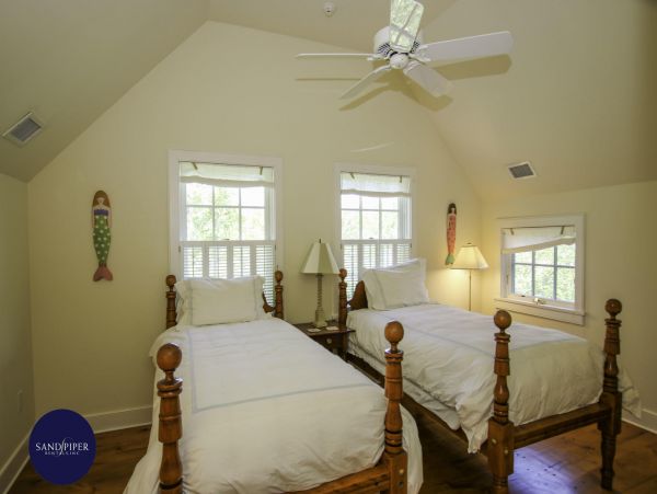 Cape Cod Home 995212